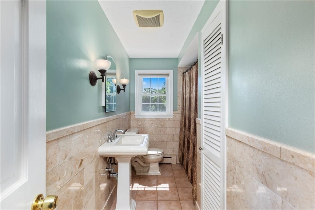 30 South Cross Road Haverhill, MA 01835 - Photo 22 of 42 a bathroom with a sink and a mirror