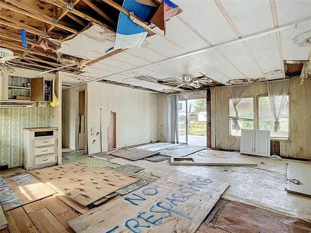 a view of a livingroom with furniture and windows