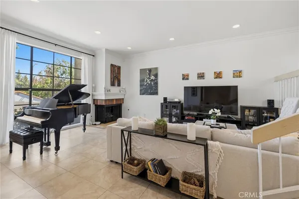 $5,500 | 17106 Burbank Boulevard, Encino, CA 91316