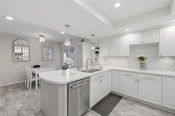 $5,500 | 17106 Burbank Boulevard, Encino, CA 91316
