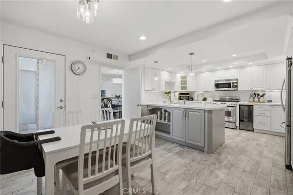 $5,500 | 17106 Burbank Boulevard, Encino, CA 91316