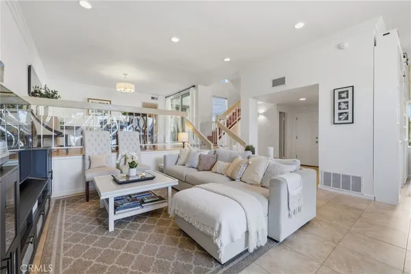 $5,500 | 17106 Burbank Boulevard, Encino, CA 91316