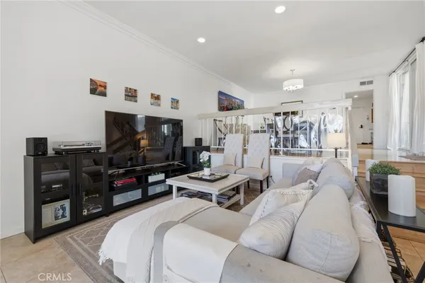$5,500 | 17106 Burbank Boulevard, Encino, CA 91316
