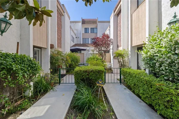 $5,500 | 17106 Burbank Boulevard, Encino, CA 91316