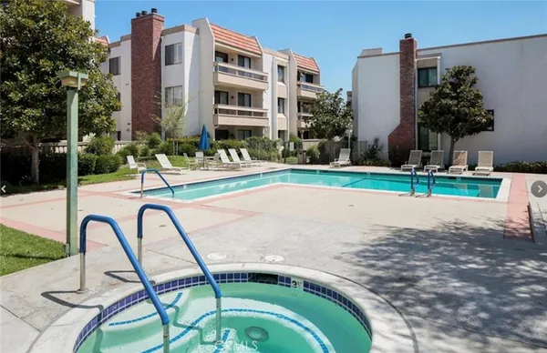 $5,500 | 17106 Burbank Boulevard, Encino, CA 91316