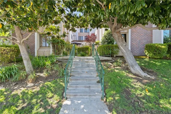$5,500 | 17106 Burbank Boulevard, Encino, CA 91316