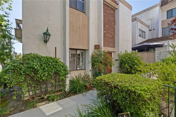 $5,500 | 17106 Burbank Boulevard, Encino, CA 91316