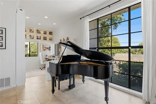 $5,500 | 17106 Burbank Boulevard, Encino, CA 91316