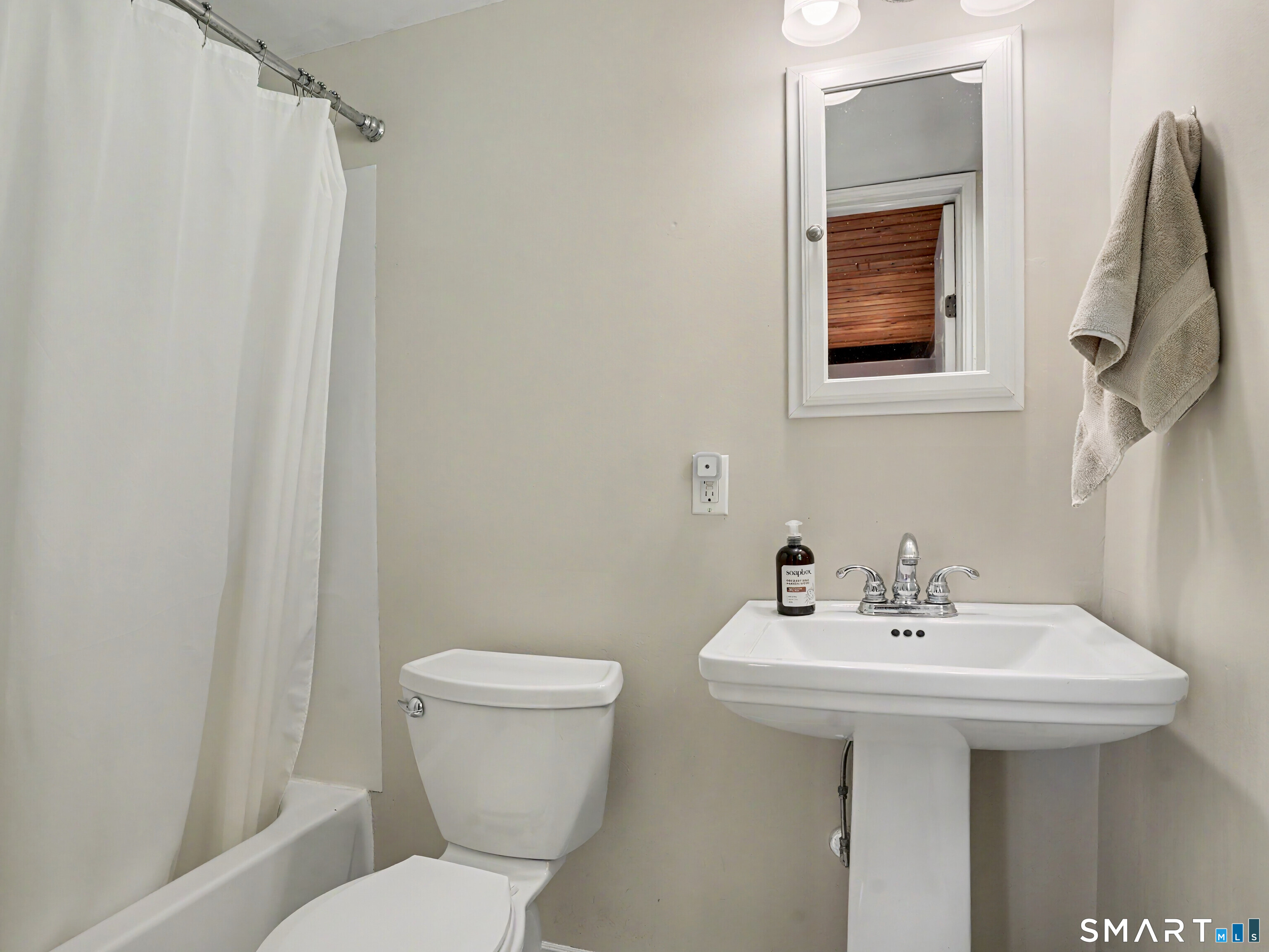 252 Bennetts Farm Road Ridgefield, CT 06877 - Photo 17 of 40 Second Ensuite Bathroom on The Main Floor