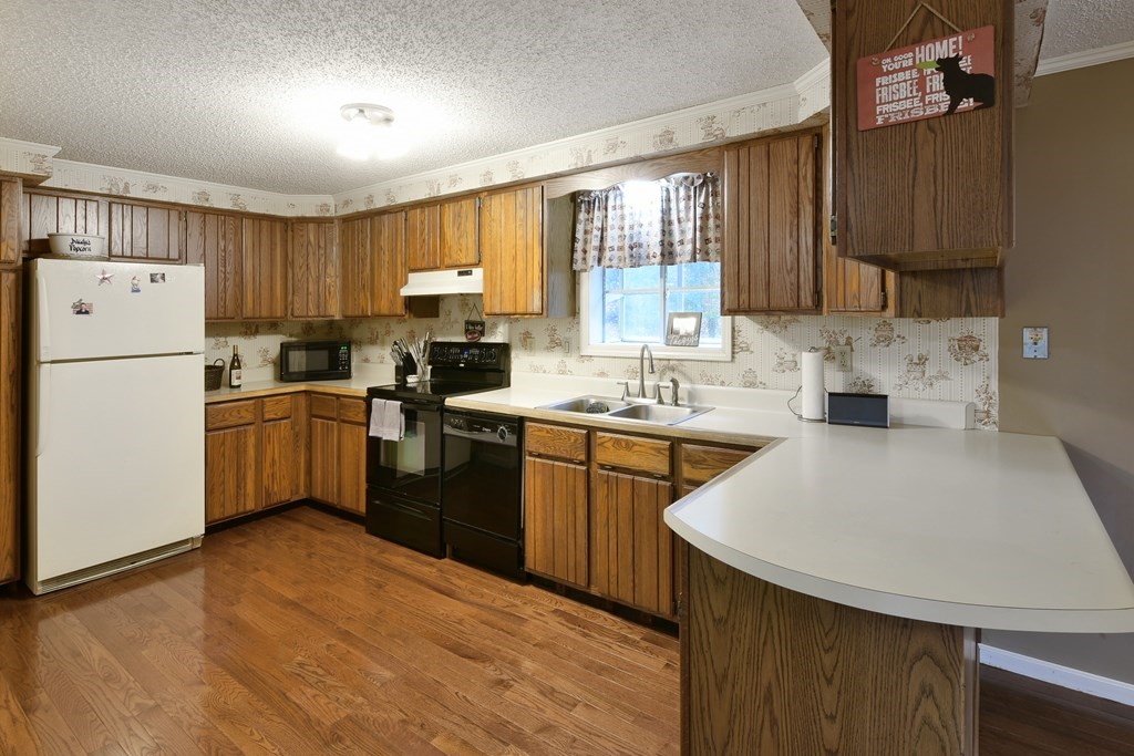 134 Burlingame Road Charlton, MA 01507 - Photo 6 of 39 Gallery Image 6