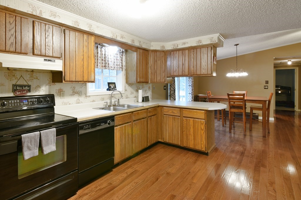 134 Burlingame Road Charlton, MA 01507 - Photo 9 of 39 Gallery Image 9