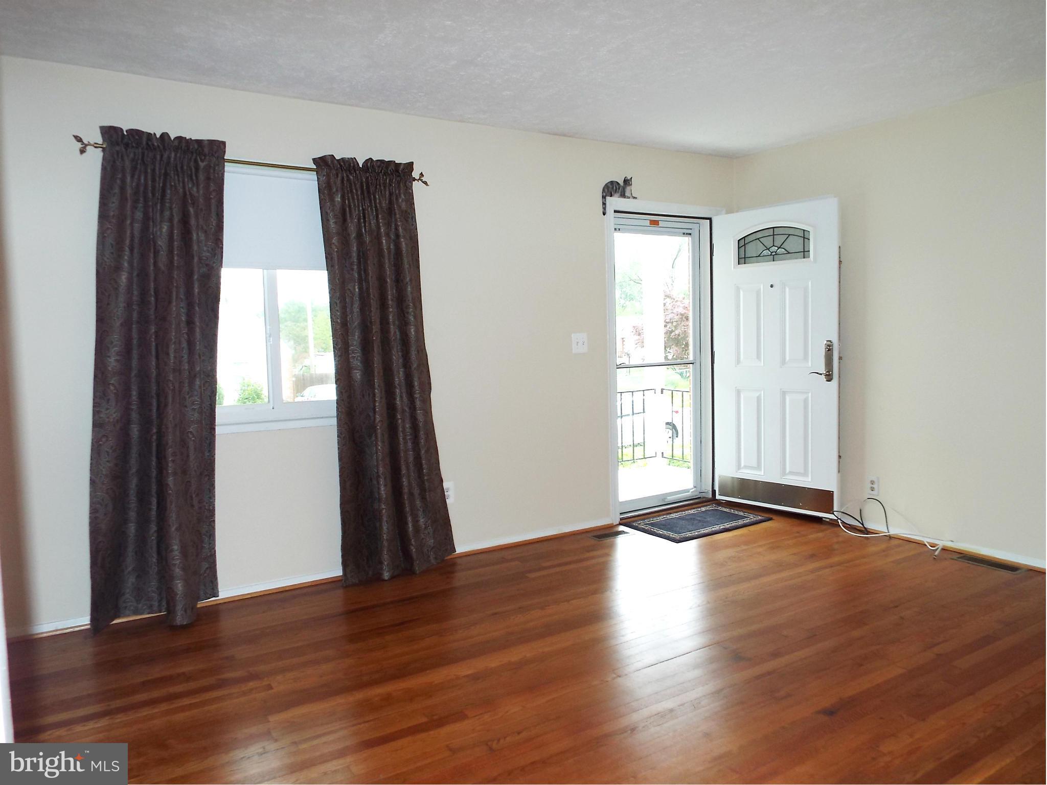 500 Old Home Road Baltimore, MD 21206 - Photo 2 of 27 Living Room