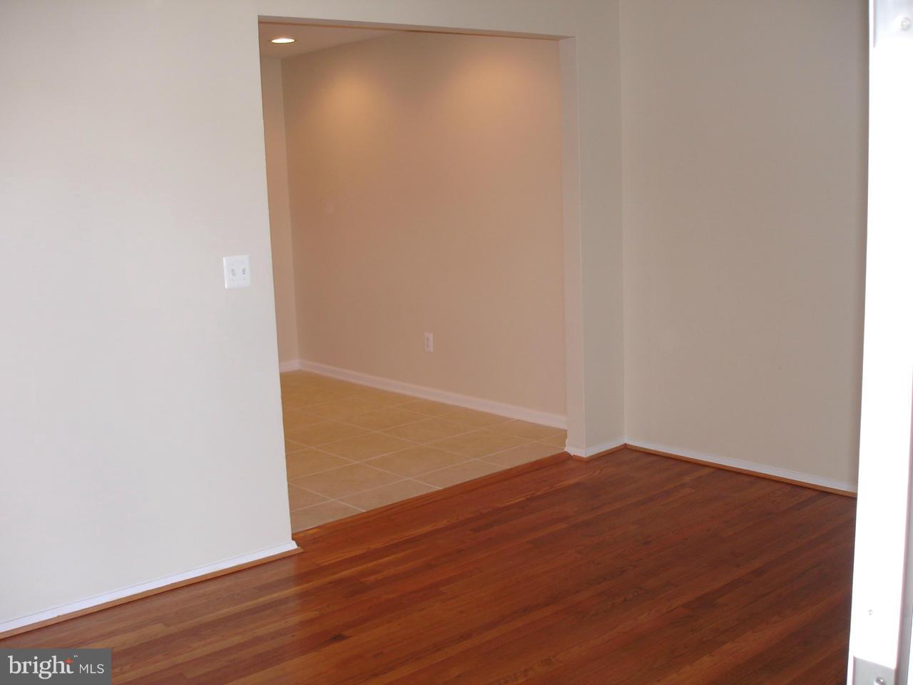 500 Old Home Road Baltimore, MD 21206 - Photo 4 of 27 Living Room