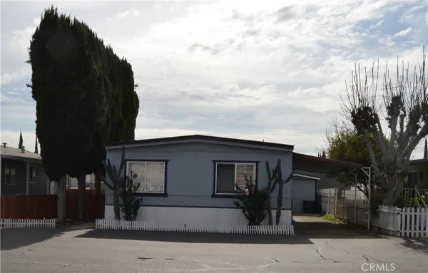 an outdoor view of house