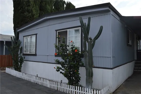 a view of a house with backyard and garden