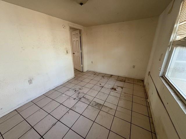 1672 10th Street Sarasota, FL 34236 - Photo 22 of 24 a view of an empty room and window