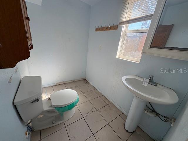 1672 10th Street Sarasota, FL 34236 - Photo 6 of 24 a bathroom with a sink toilet and a mirror