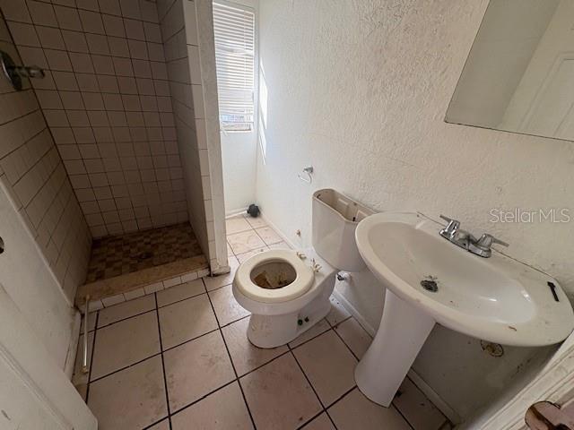 1672 10th Street Sarasota, FL 34236 - Photo 7 of 24 a bathroom with a sink a toilet and a shower