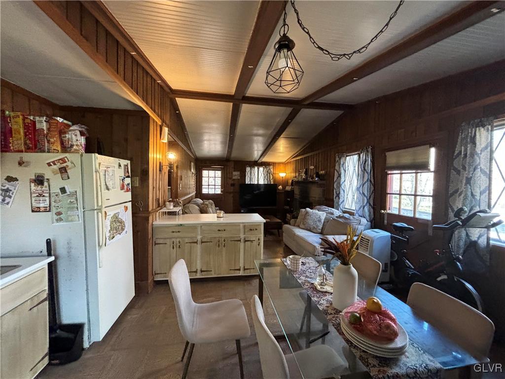kitchen/dining room area