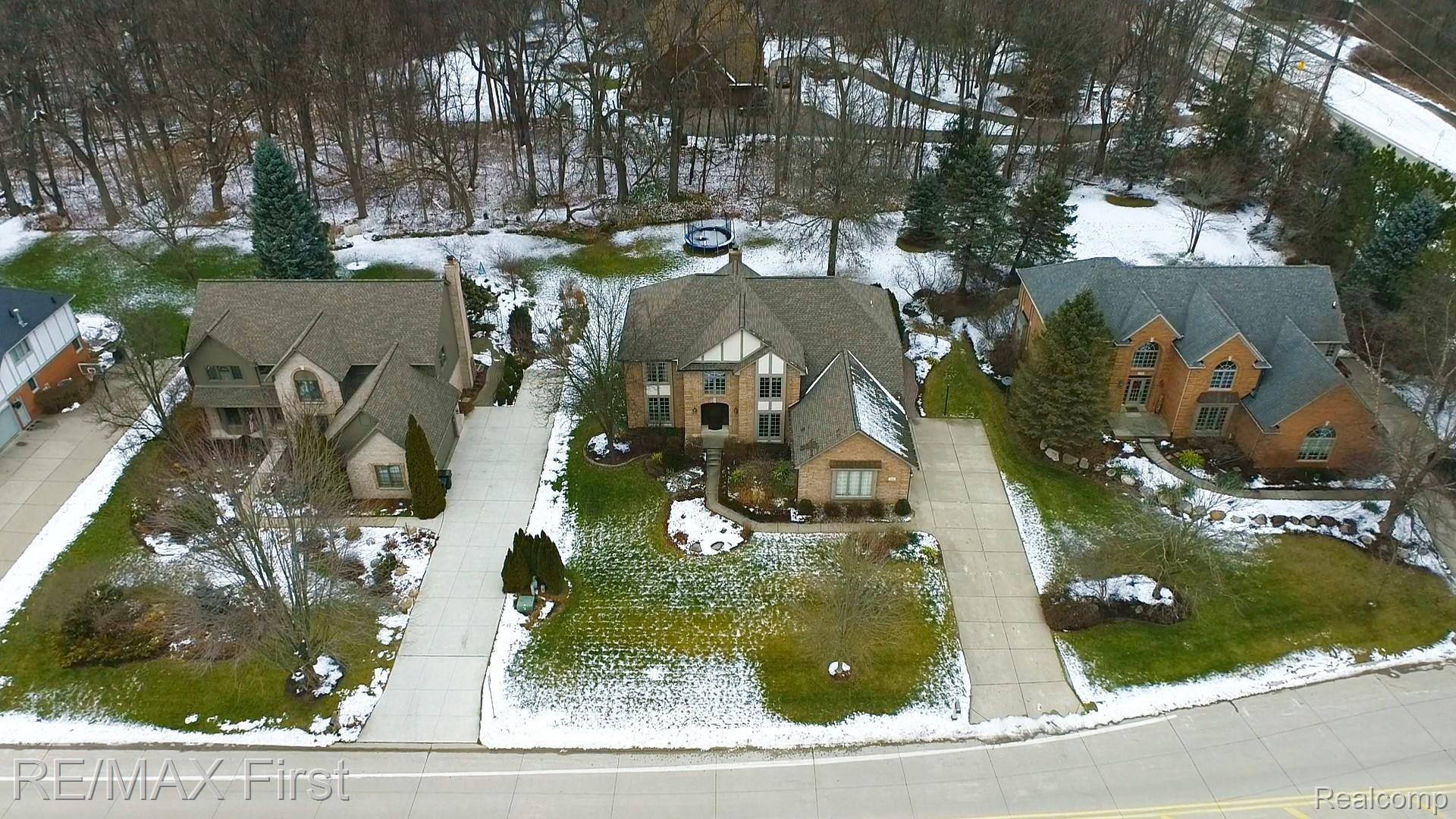 416 Cross Creek Boulevard Rochester, MI 48306 - Photo 4 of 46 4.jpg