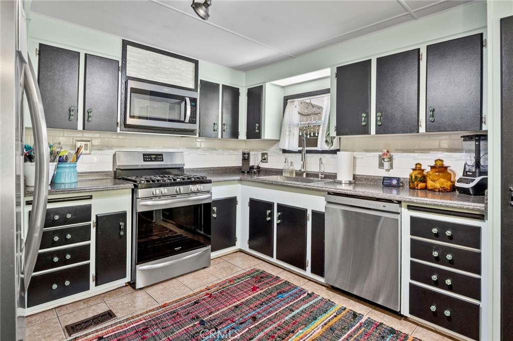 9679 Rosedale Drive Calimesa, CA 92320 - Photo 14 of 39 Kitchen
