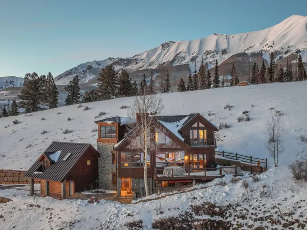 a view of a house with a snow in the middle