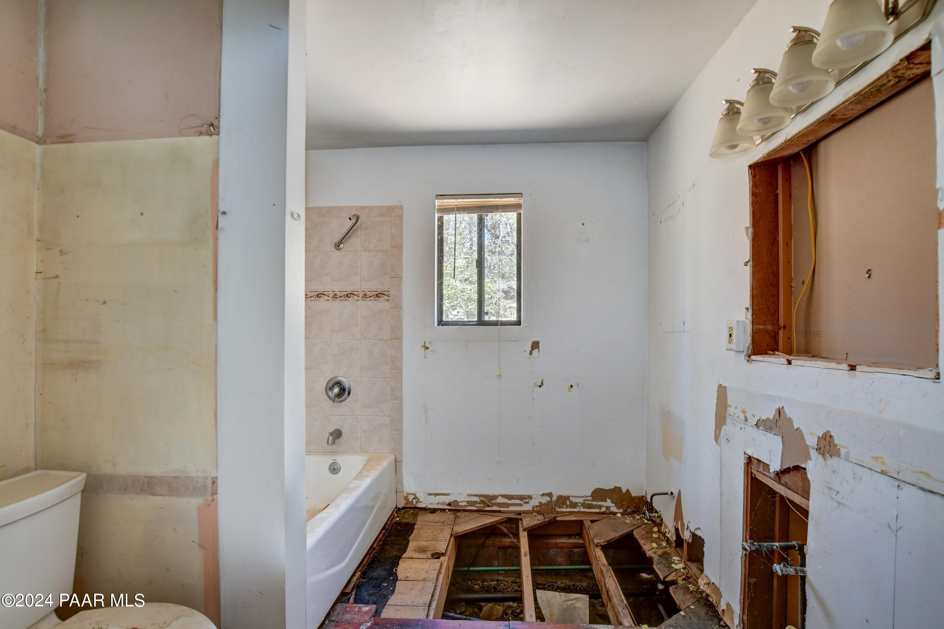 4560 South Feldspar Road Prescott, AZ 86303 - Photo 15 of 29 Guest Bathroom 1
