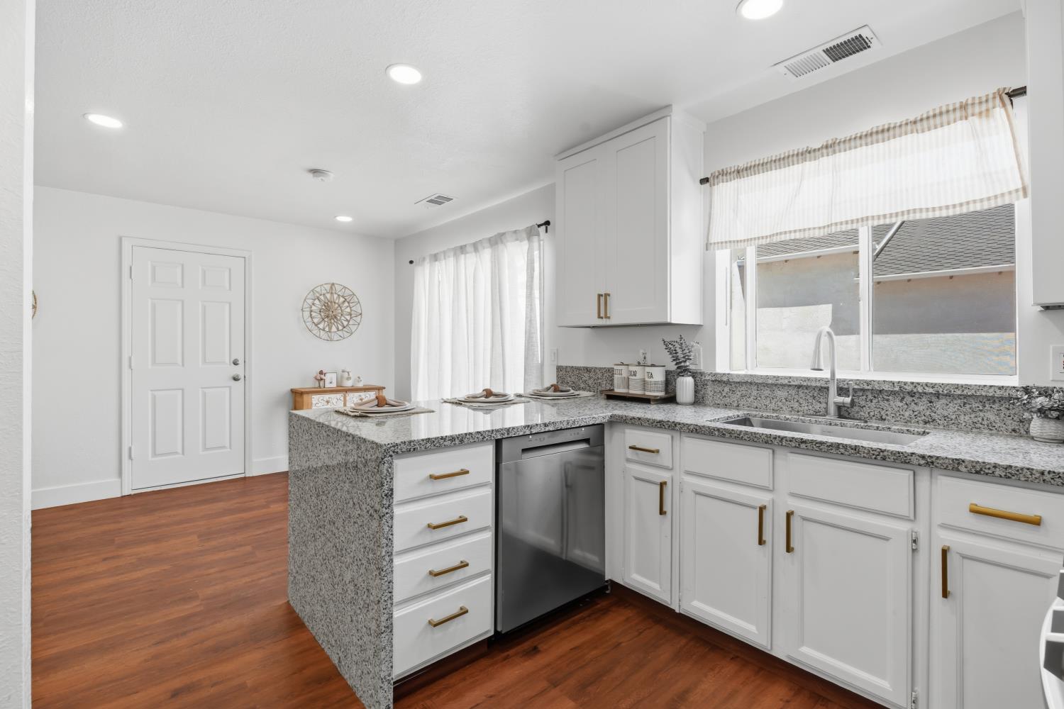 2829 Stone Terrace Modesto, CA 95355 - Photo 13 of 32 Gallery Image 13