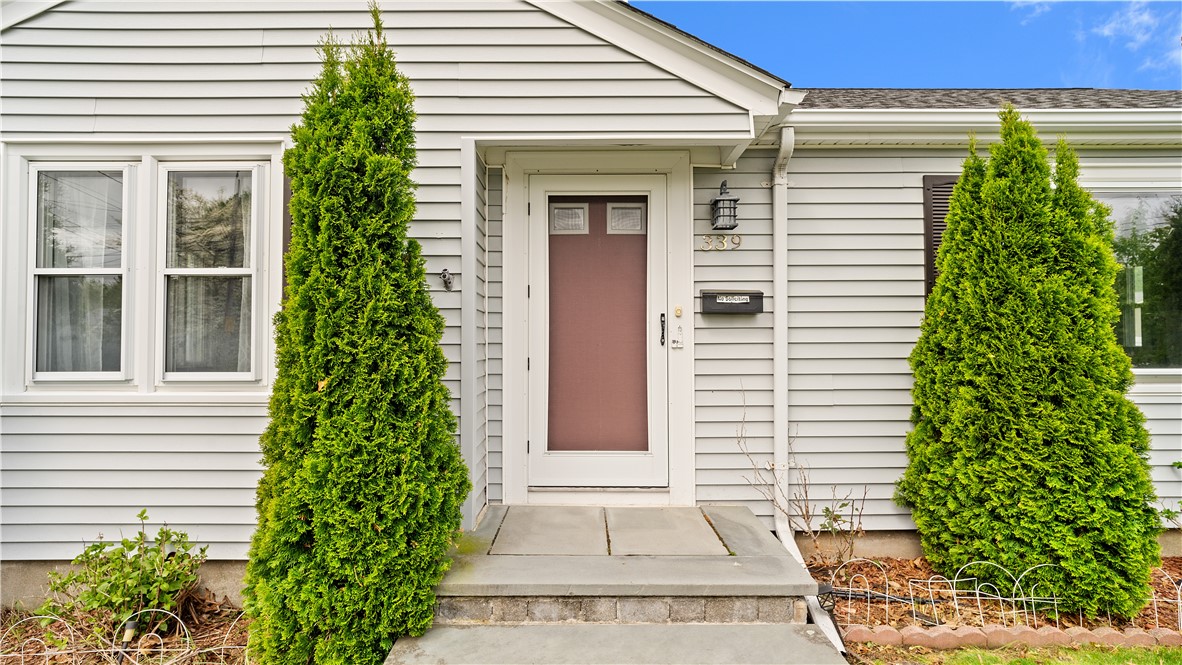 339 George Arden Avenue Warwick, RI 02886 - Photo 4 of 42