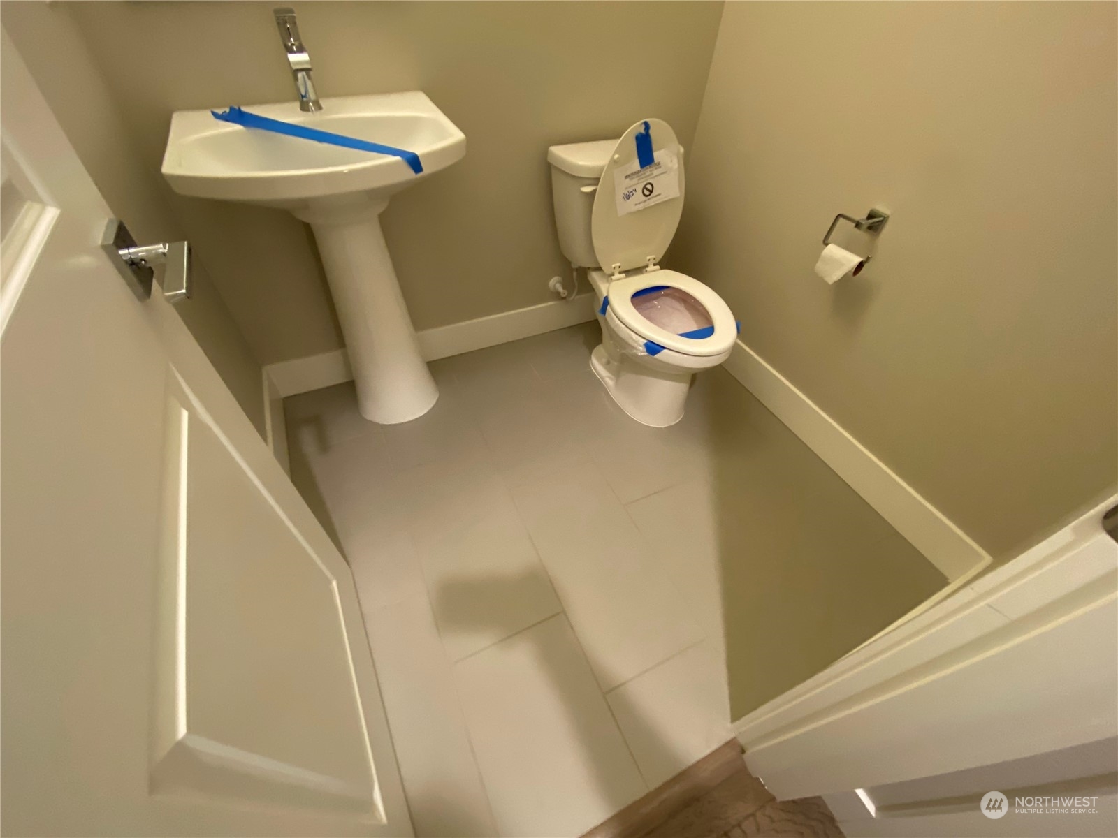 19721 Meridian Place West Bothell, WA 98012 - Photo 12 of 24 a bathroom with a toilet and a mirror