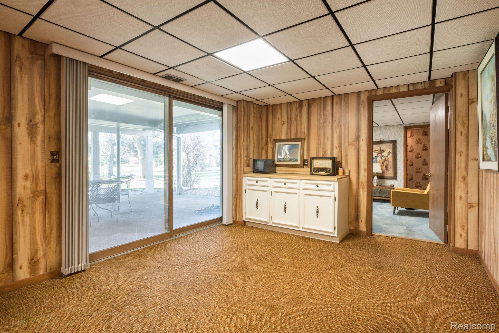 918 Langley Road Rochester, MI 48309 - Photo 31 of 43 Breezeway to in-law suite