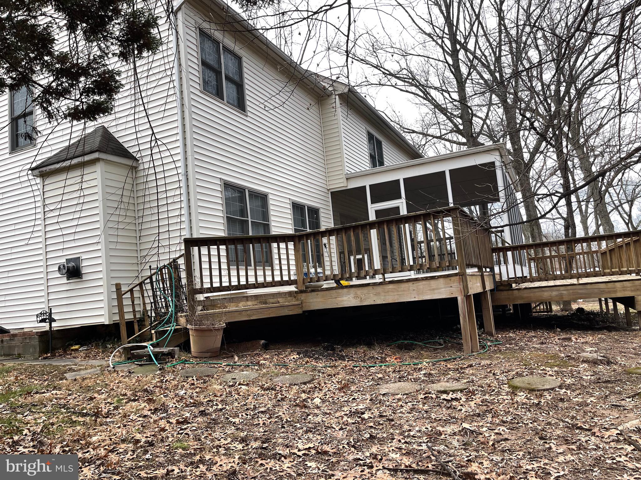 13769 Notley Road Silver Spring, MD 20904 - Photo 25 of 71 Deck side view