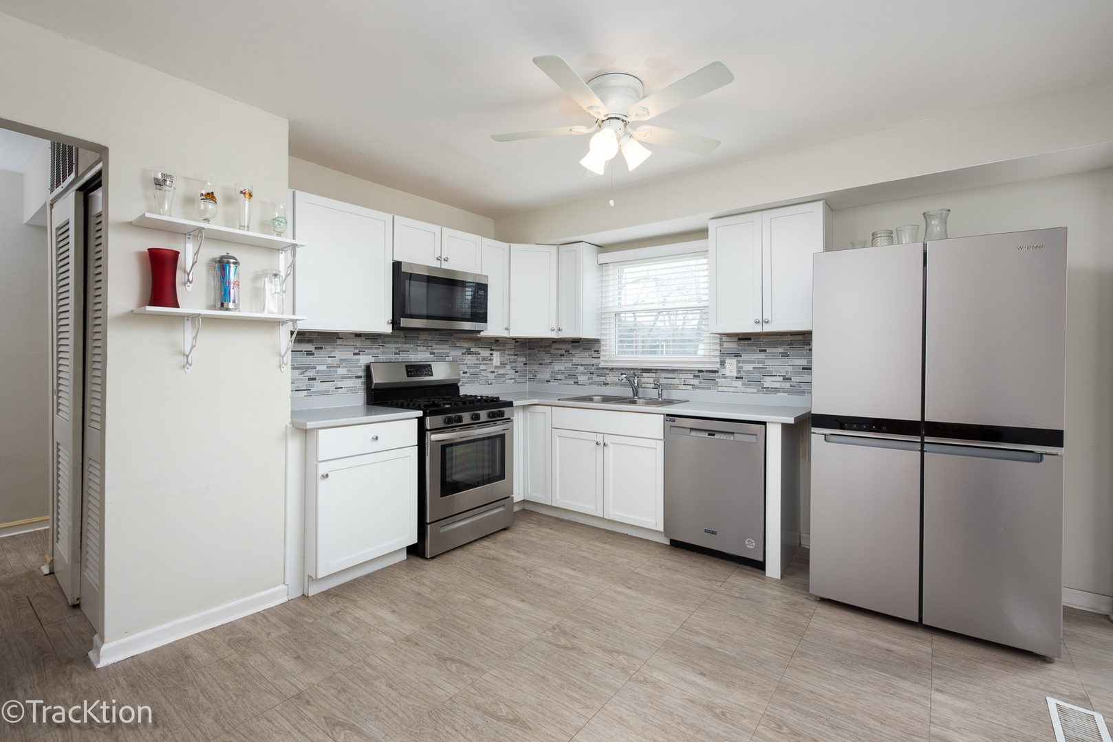 541 Redwood Road Bolingbrook, IL 60440 - Photo 4 of 14 a kitchen with a refrigerator stove and microwave