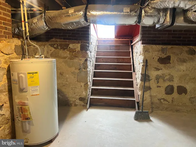 a view of walk in closet