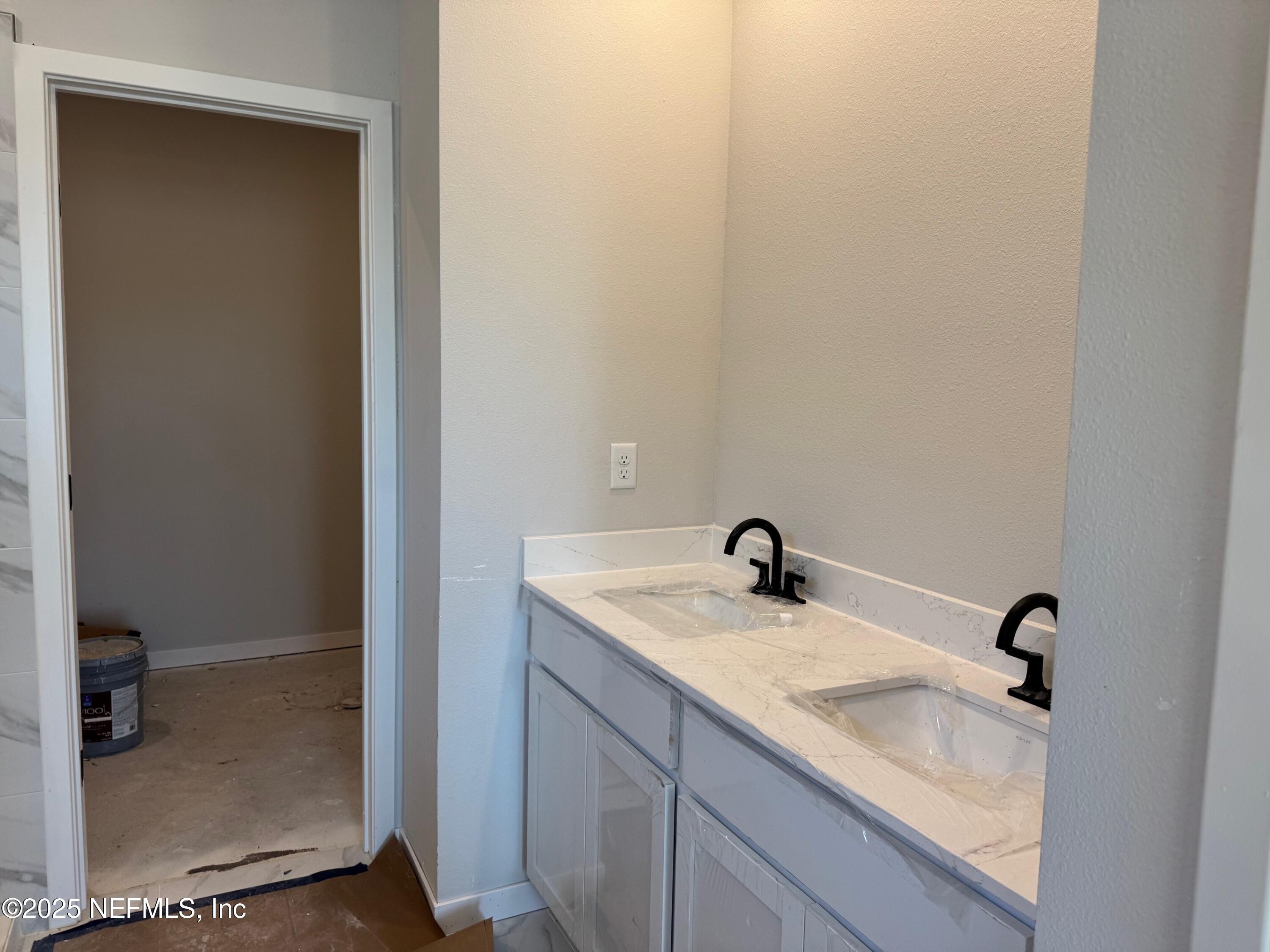 96268 Broadmoore Road Fernandina Beach, FL 32034 - Photo 9 of 18 Amelia 80 primary vanity