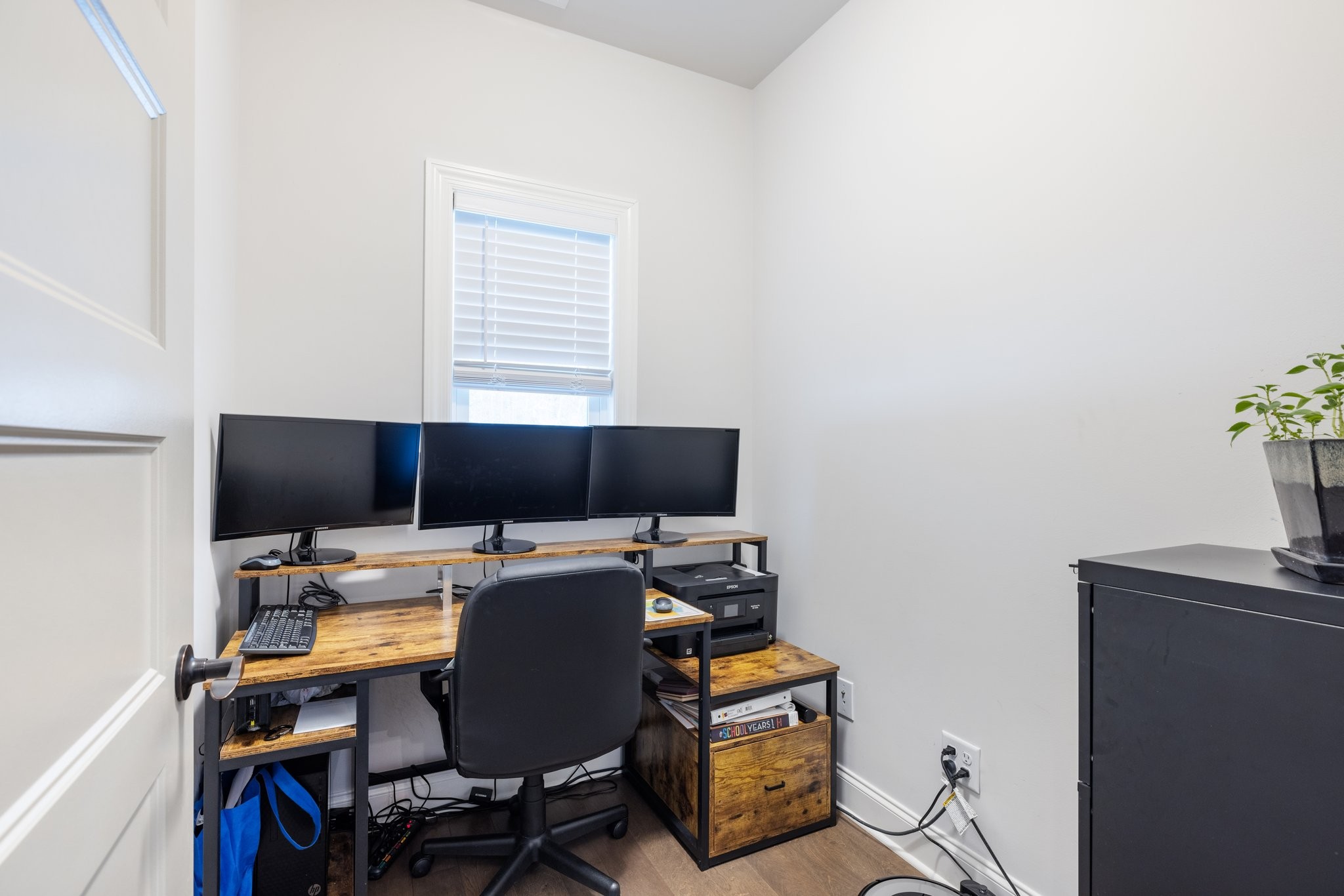305 McClaran Place Murfreesboro, TN 37129 - Photo 18 of 23 a room with a desk and chair