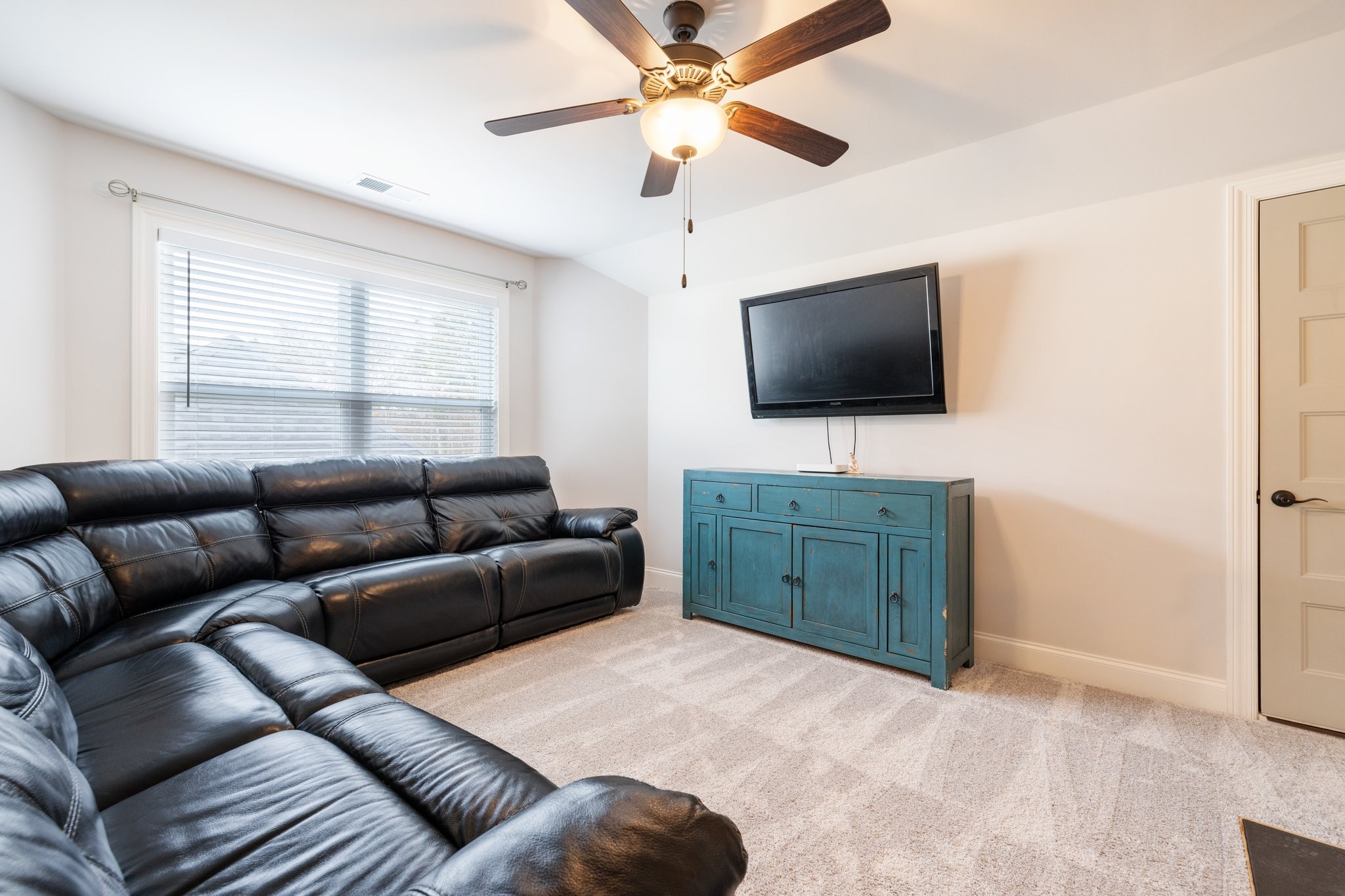 305 McClaran Place Murfreesboro, TN 37129 - Photo 20 of 23 a living room with furniture and a flat screen tv