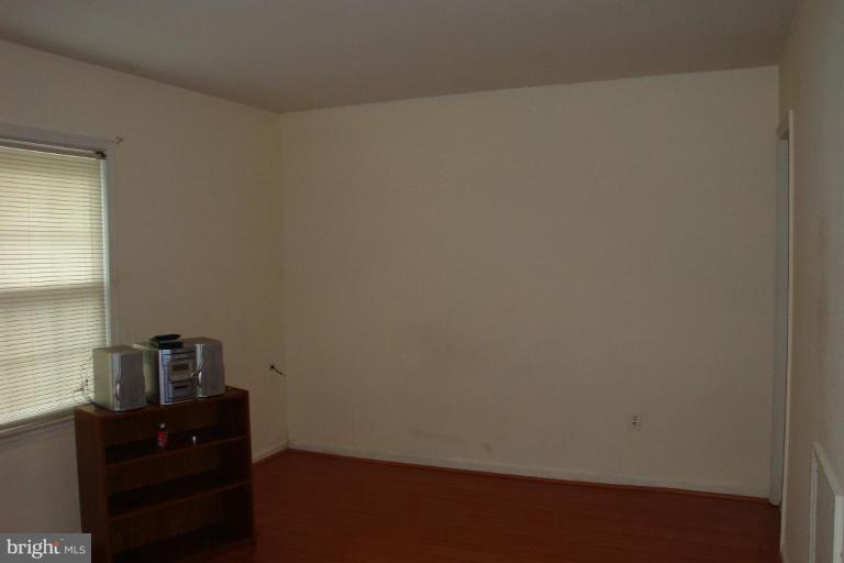 10906 Rock Coast Road Columbia, MD 21044 - Photo 2 of 12 Living Room