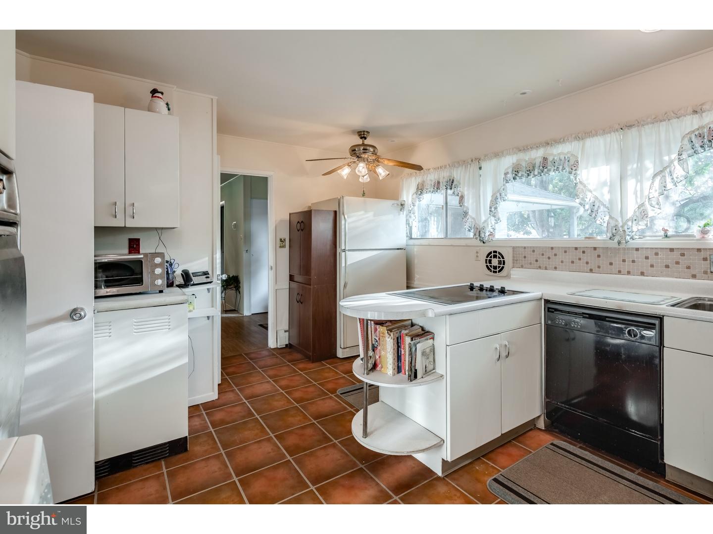 18 Flamingo Road Levittown, PA 19056 - Photo 7 of 24 Kitchen