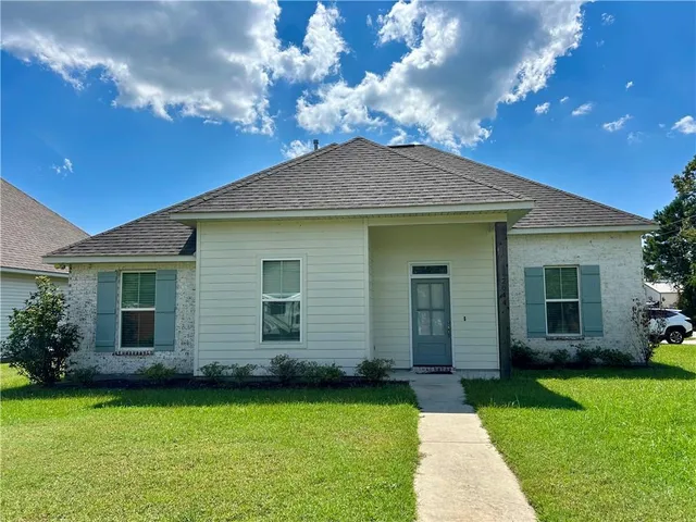 $2,300 | 2044 Orleans Street, Mandeville, LA 70448