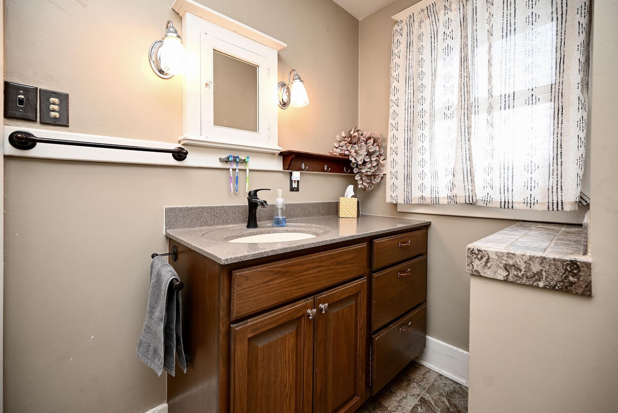629 9th Street West Winona, MN 55987 - Photo 24 of 38 24 UL Bathroom I