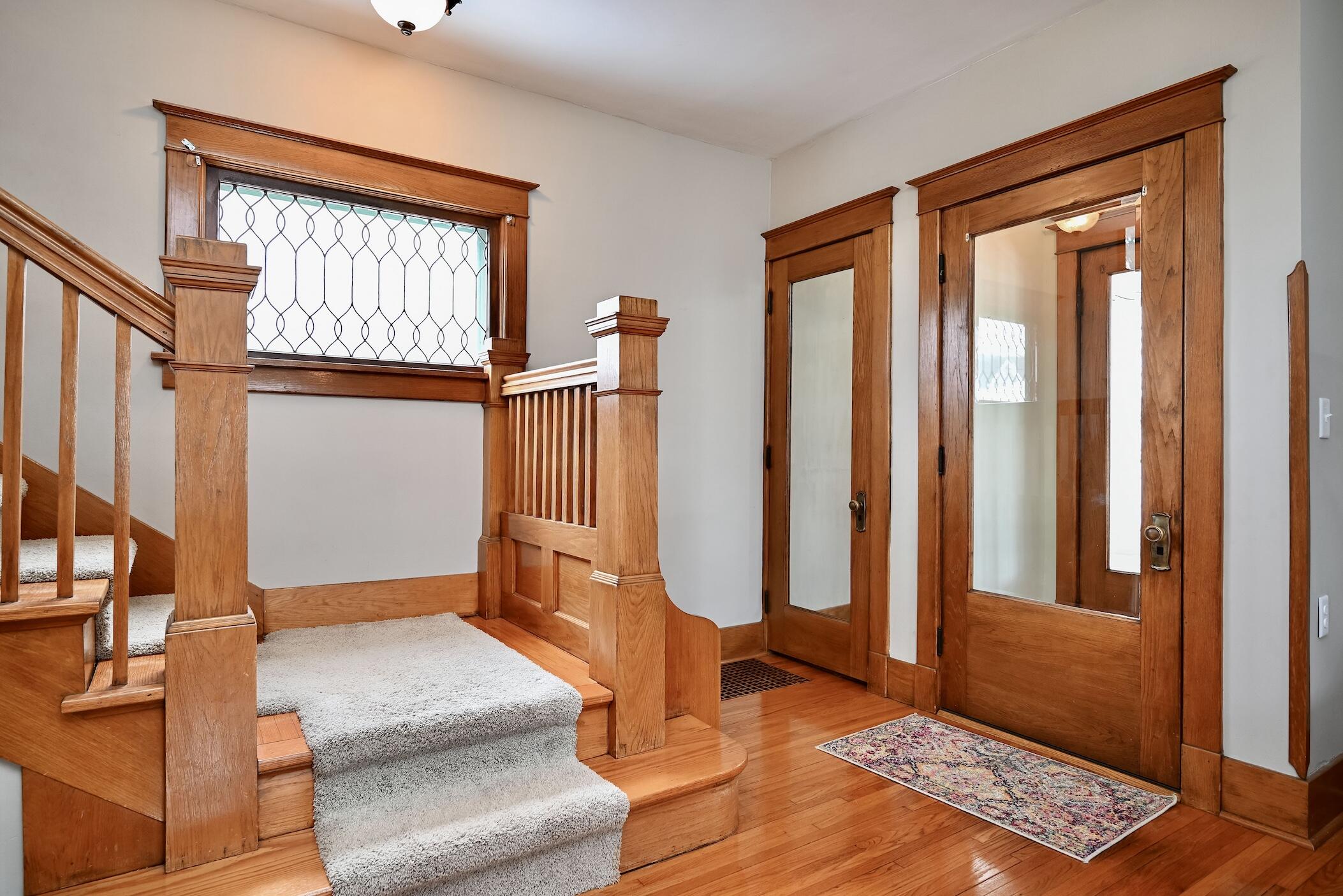 629 9th Street West Winona, MN 55987 - Photo 4 of 38 4 Foyer