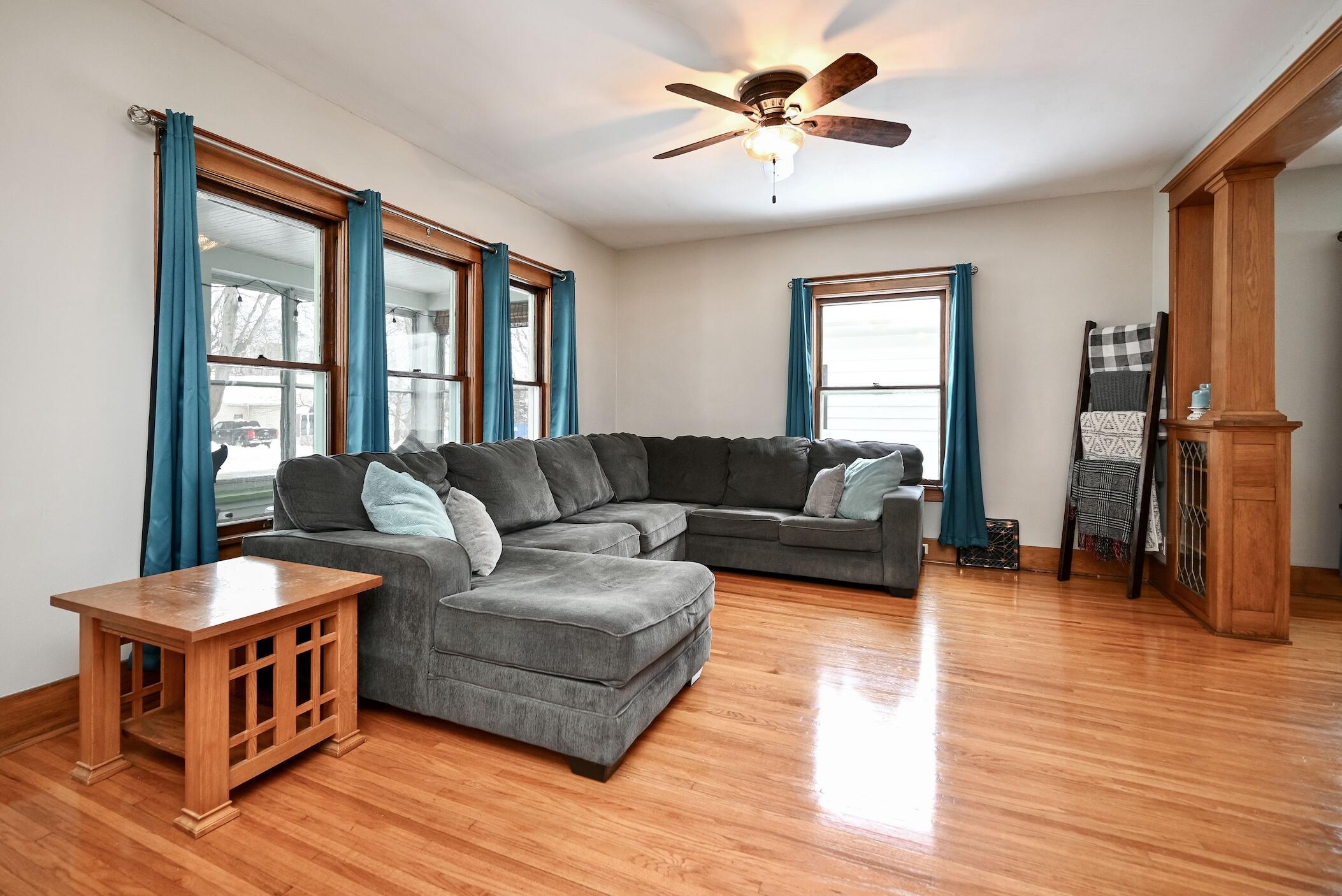 629 9th Street West Winona, MN 55987 - Photo 6 of 38 6 Living Room I