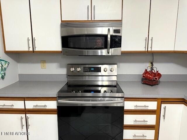 246 St George Drive Crossville, TN 38558 - Photo 9 of 25 a kitchen with a stove and a microwave