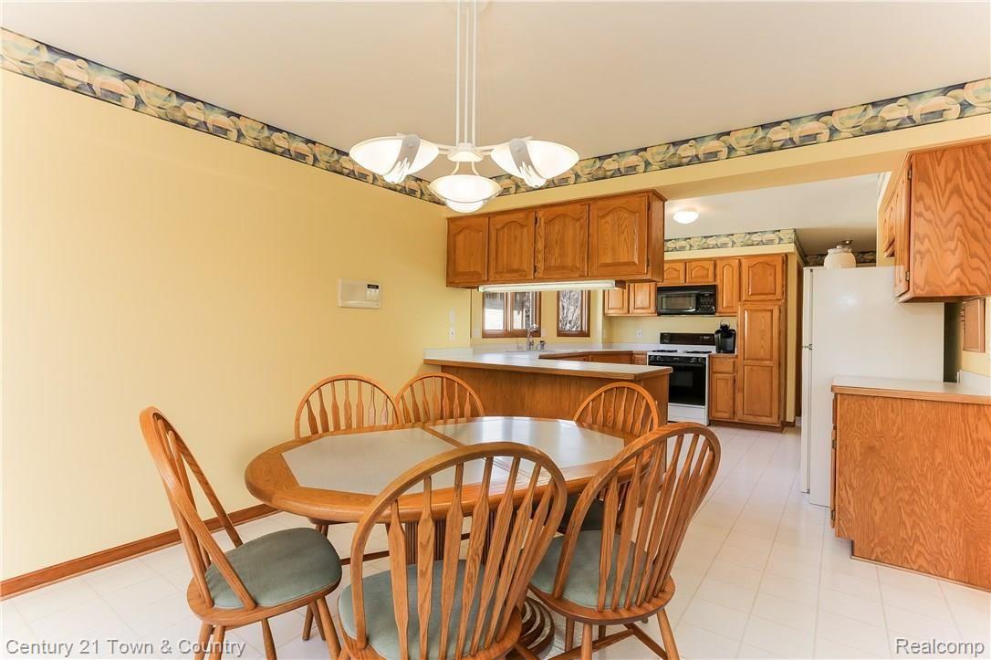 961 River Mist Drive Rochester, MI 48307 - Photo 12 of 56 012-Dining_Room-3907904-large.jpg