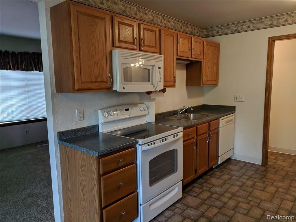3944 Hunters Ridge Drive, Unit 3 Lansing, MI 48911 - Photo 4 of 25