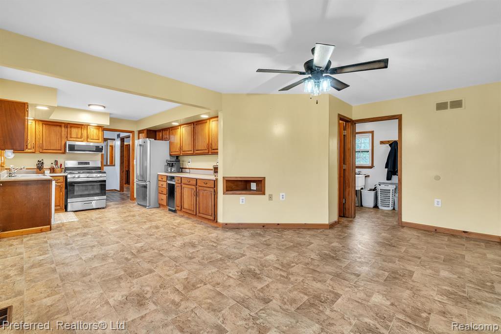 21982 Bell Road New Boston, MI 48164 - Photo 15 of 33