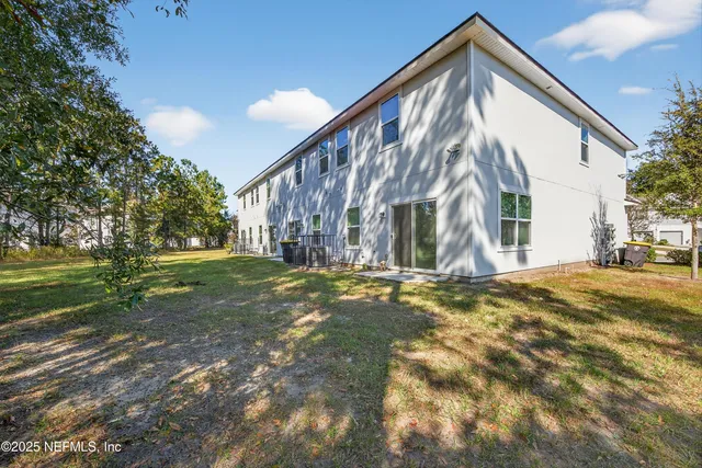 a view of back yard of the house