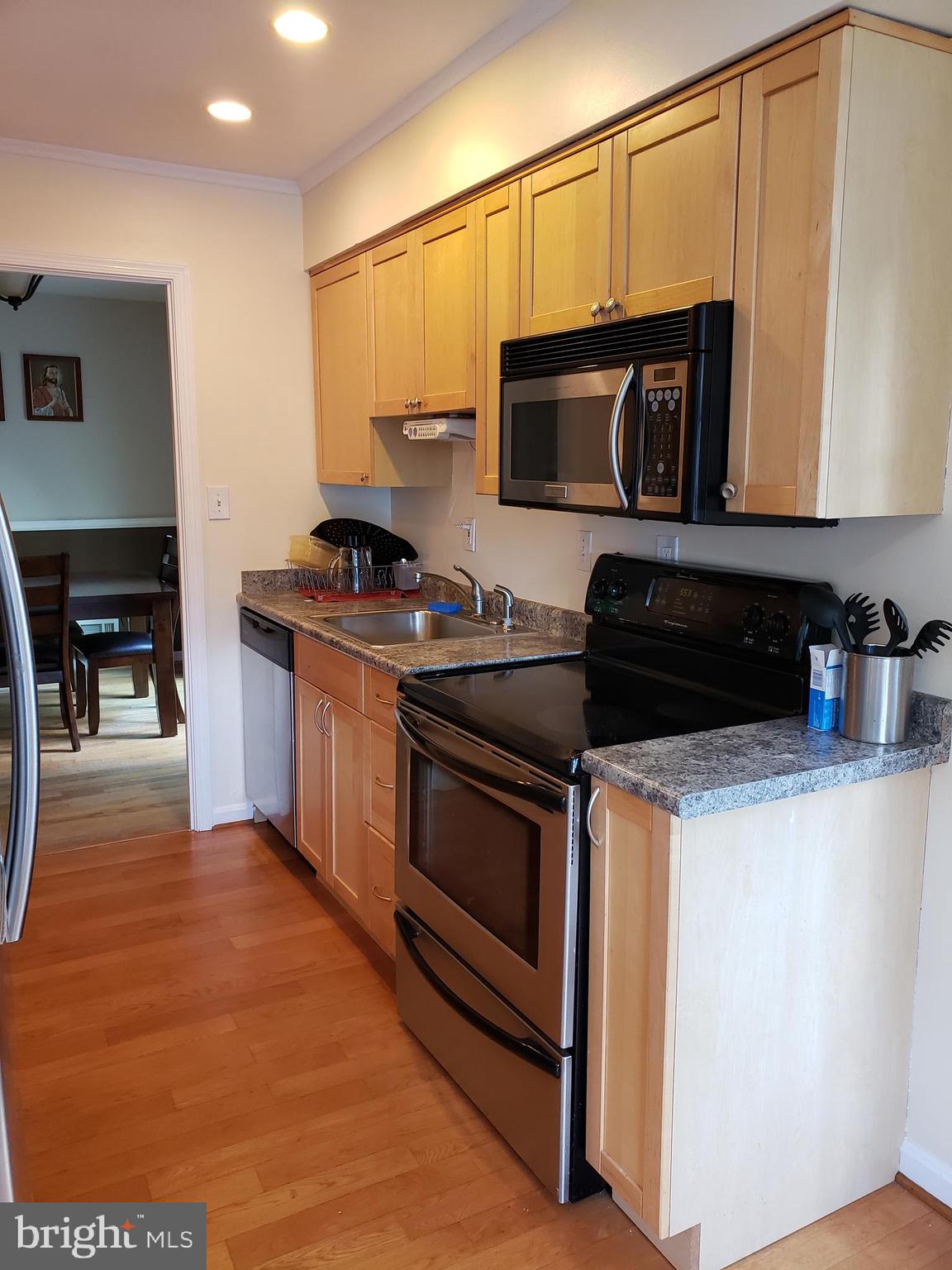 13229 Sturbridge Road Woodbridge, VA 22192 - Photo 26 of 27 Updated Kitchen w Stainless Appliances