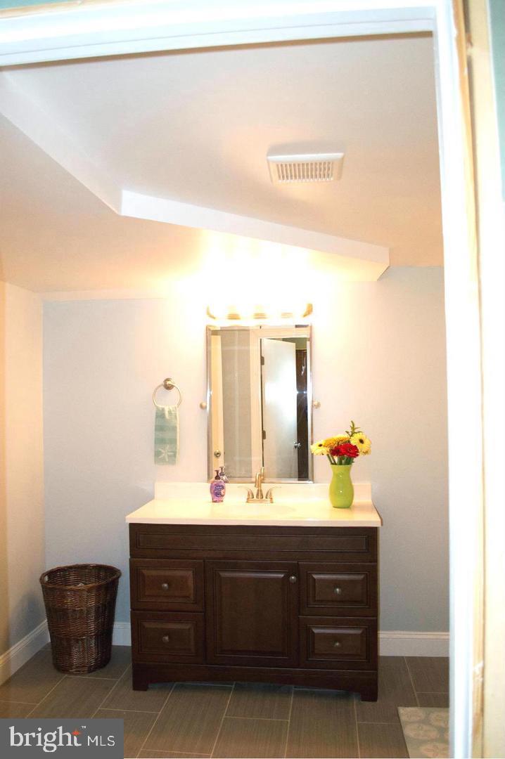 13229 Sturbridge Road Woodbridge, VA 22192 - Photo 4 of 27 Large updated Bath